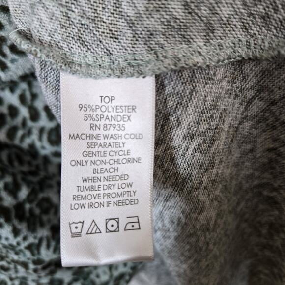 Logo by Lori Goldstein Animal Print Top sz 2X Green 3/4 Sleeve Step Hem - Picture 9 of 12